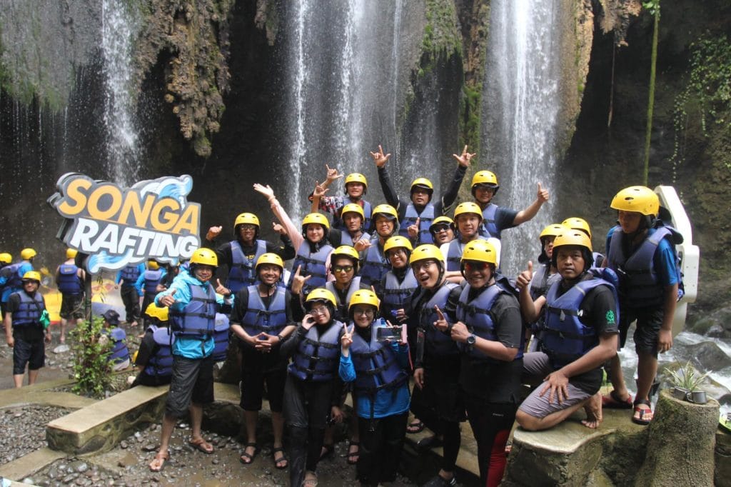 Pengunjung menikmati rafting di Sungai Pekalen sebagai bagian dari weekend getaway di Songa Adventure