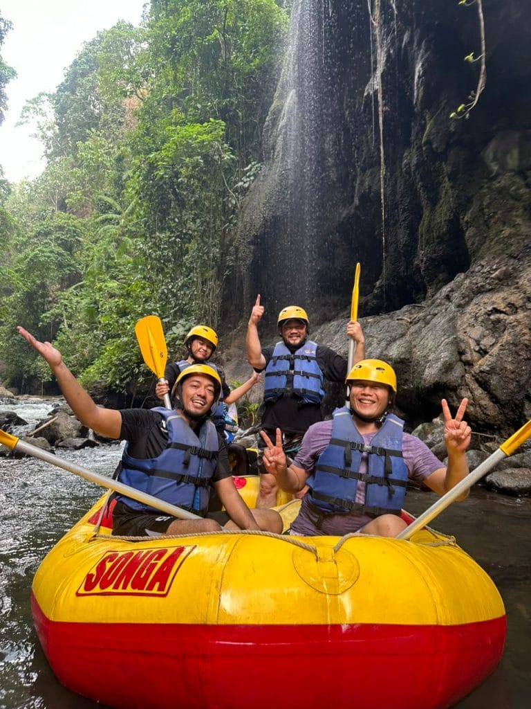 Aliran sungai deras di Songa Atas yang berkelok di antara hutan rimbun dan bebatuan besar.