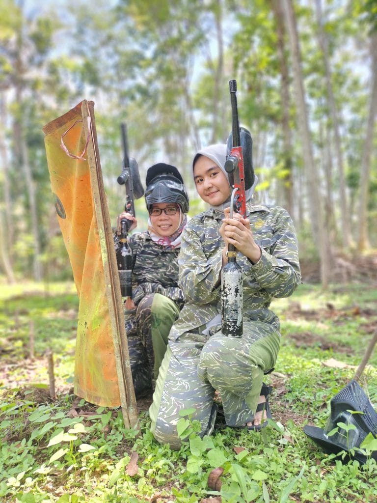 Keseruan Paintball Seru di alam terbuka, aktivitas menyenangkan untuk tim dan keluarga.