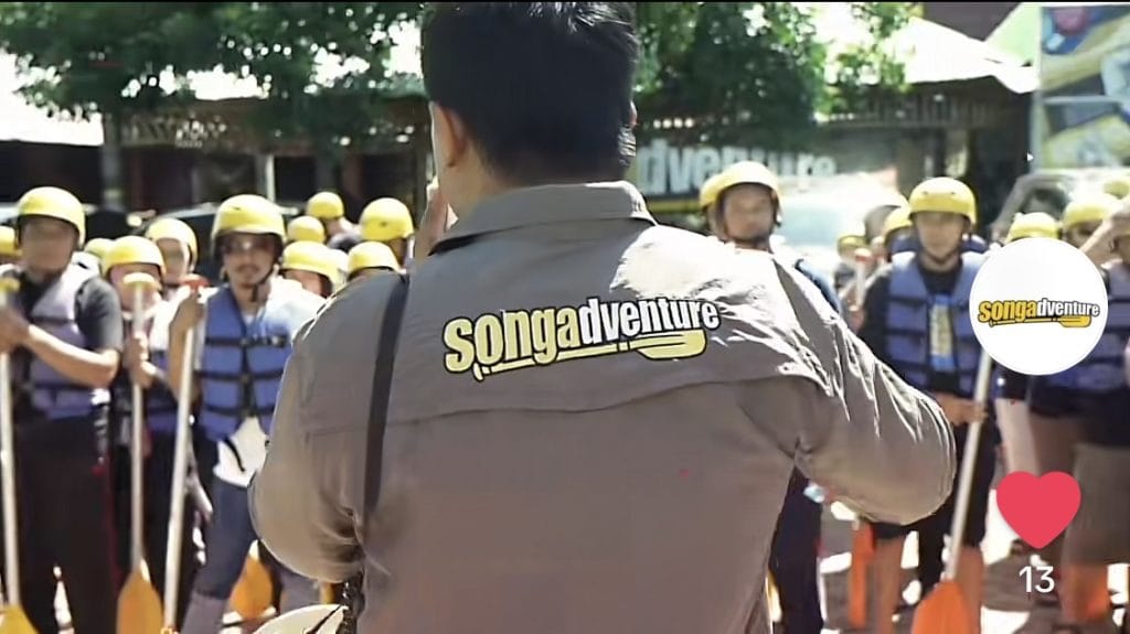 Pemandu rafting memberi tips dan panduan sebelum melakukan rafting
