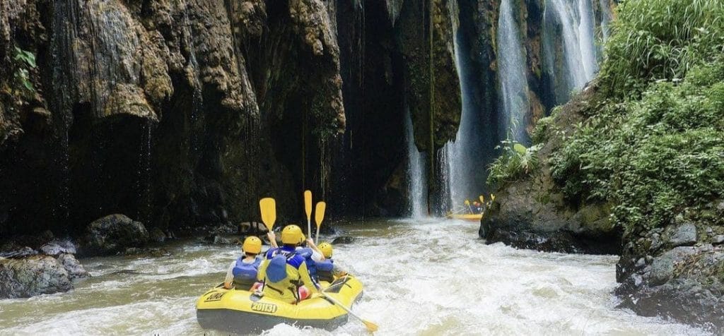 Sungai pekalen memiliki keunikan seperti air terjun dan goa kelelawar rafting probolinggo