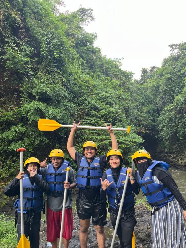 Tips menggunakan pakaian syar’i saat rafting