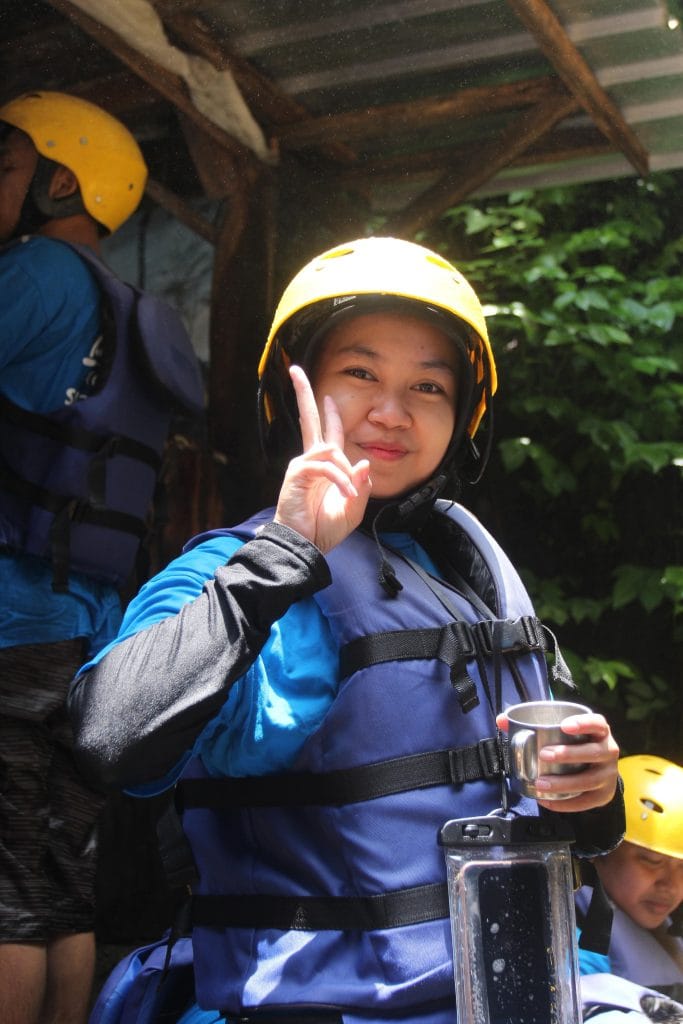 Checklist barang yang harus dibawa saat rafting untuk pemula, termasuk helm, pelampung, pakaian cepat kering, sepatu anti selip, dan kantong kedap air. Panduan persiapan arung jeram agar aman dan nyaman di Songa Adventure, Probolinggo