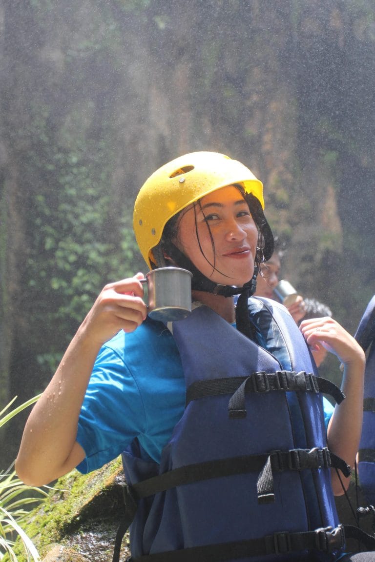 Paket rafting Songa Adventure di Probolinggo, Jawa Timur. Pilihan paket lengkap untuk arung jeram di Sungai Pekalen, termasuk rafting untuk pemula, keluarga, dan tim building. Nikmati petualangan seru dengan pemandangan air terjun dan hutan tropis yang memukau
