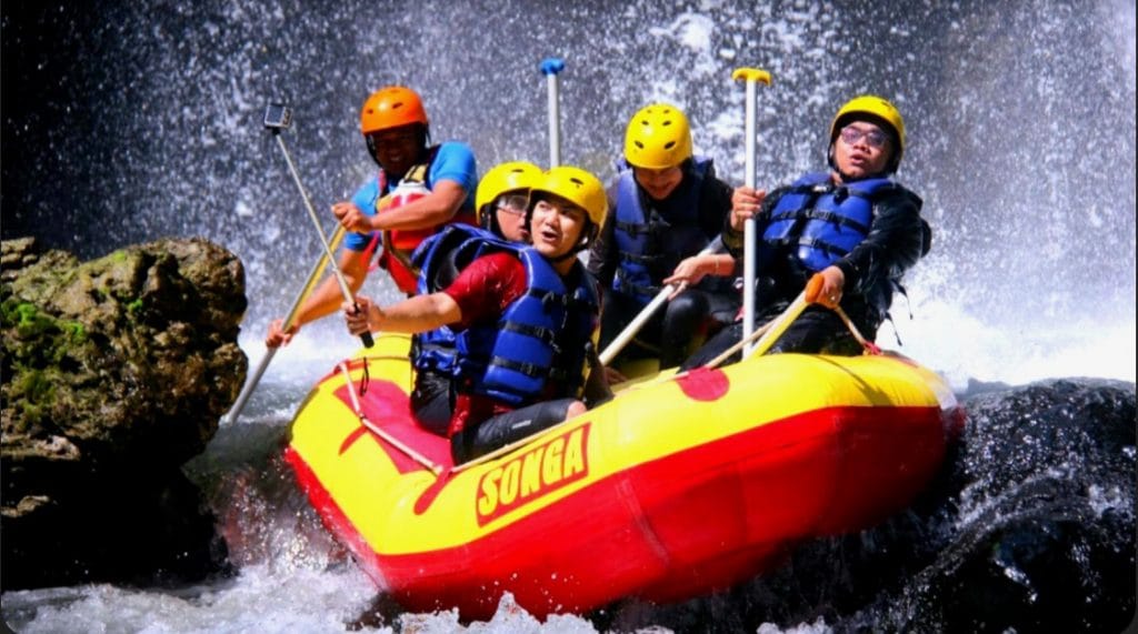 temukan panduan dan tips arung jeram saat musim hujan. Pilihlah operator penyedia wisata yang tepat seperti songa adventure