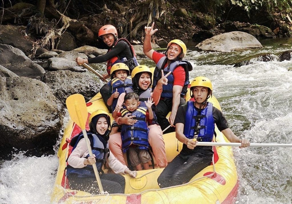 ketahuilah ideal 1 perahu rafting untuk berapa orang? Biasanya bisa di isi 4 hingga.6 orang termasuk guide rafting